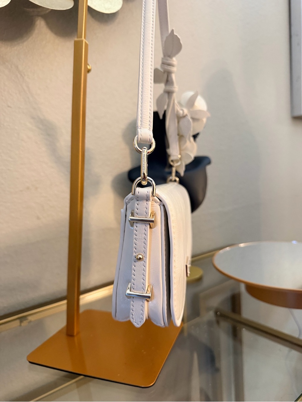 🌹 Kate spade White Leather Crossbody with Floral Strap Detail - Picture 4 of 8